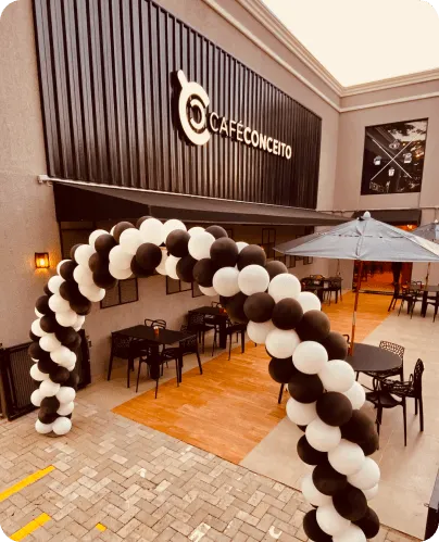 Café Conceito — Fachada e Arco de Balões